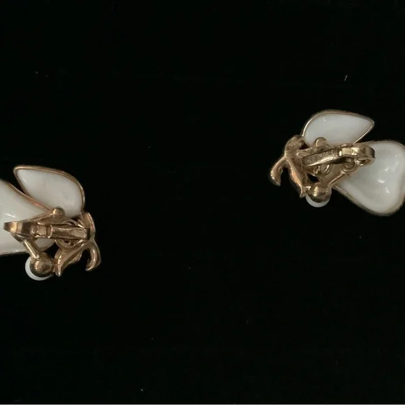 Vintage Trifari White Milk Glass Necklace & Earring Set - Picture 3 of 5